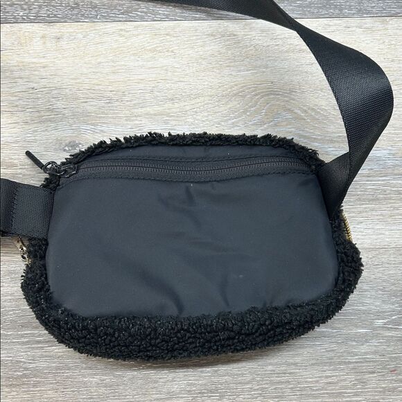 Lululemon Black Sherpa Belt Bag - Picture 2 of 9